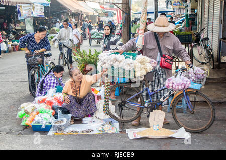 Mae Sot, Tailandia - 3 Febbraio 2019: i fornitori del mercato mattutino. Ci sono dei gruppi etnici nell'abitato. Foto Stock