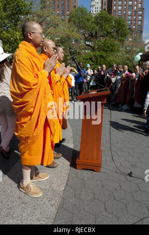 Xxv intern Lotus Lantern Parade nella celebrazione del Buddha il compleanno di New York City in NY, 2013. Foto Stock