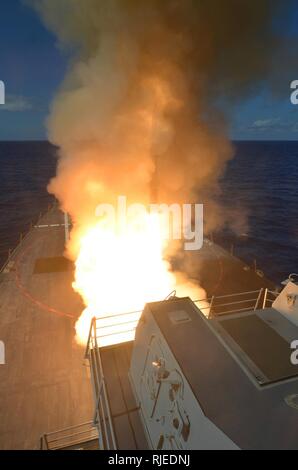 Oceano Pacifico (19 marzo 2013) le visite-missile destroyer USS Michael Murphy (DDG 112) incendi un cerchio-66M SM-2 missile dalla sua avanti lancio verticale sistema mentre è in corso nell'Oceano Pacifico. Michael Murphy sta attualmente preparando per il suo contratto finale prove. Foto Stock