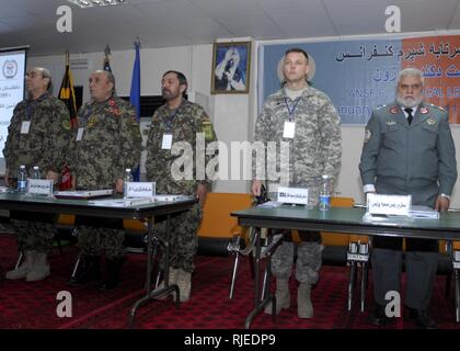 Senior Medical ufficiali dell esercito nazionale afghano Medical comando, Polizia nazionale afgana e U.S. mentor stand durante l'Afghanistan inno nazionale prima di una conferenza medica su Camp Hero nella provincia di Kandahar, Afghanistan. Questo era il sesto Leadership Medica conferenza ospitata dall'ANA Medical comando, membri senior del ANA e la loro coalizione le guide erano a portata di mano per discutere la questione che ANA interessato dagli ospedali in Afghanistan durante gli ultimi sei mesi. Foto Stock