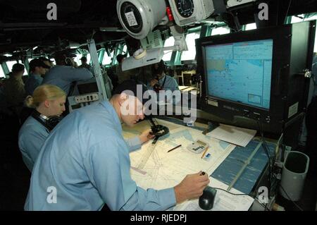 Oceano indiano (ott. 12, 2006) - Quartermasters assegnato alla USS Boxer (LHD 4) tracciare la shipХs corso come si tira in Changi Base Navale, Singapore per una visita di porta. Il Boxer è il fiore all' occhiello del Boxer Expeditionary Strike gruppo operativo da San Diego come la marina è solo distribuita amphibious task force. Stati Uniti Navy Foto Stock