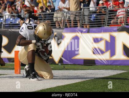 Stati Uniti Accademia navale Guardiamarina di prima classe Andre Byrd assume un ginocchio nella zona di estremità dopo incisione della scuola del primo touchdown durante la sua prima gamma gioco di gioco del calcio della stagione sett. 6, 2010, a Baltimora. L'Accademia Navale perso per l'Università del Maryland, 17-14. Foto Stock