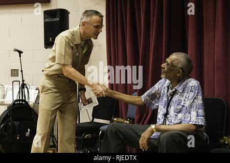 WASHINGTON, D.C. (18 aprile 2016) Il capitano Ken Collins, sinistra, comandante della U.S. La banda della marina militare saluta il sassofonista jazz Andrew White III, destra durante una pausa durante le prove con il Commodores jazz ensemble in preparazione per il loro concerto al Blues Alley di Georgetown. Il concerto con musiche di John Coltrane è parte di una serie di eventi che celebrano la storia del jazz al mese. (Brevetto statunitense n. S. Navy Foto Stock