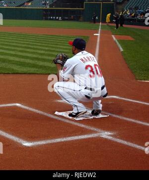 LEVELAND (Agosto 28, 2006) - Capo del personale della Marina Vice Adm. John C. Harvey Jr. getta fuori il cerimoniale di primo passo della Major League Baseball gioco tra il Cleveland Indians e Toronto Blue Jays, dando dei calci a fuori di Cleveland Navy settimana, che corre il agosto 28-sett. 4. Ventisei tali settimane sono previste quest'anno in città durante gli Stati Uniti, disposto dalla Marina Militare Ufficio di comunicazione alla comunità (NAVCO). La missione di NAVCO è quello di migliorare la marina di immagine di marchio in aree con limitata esposizione alla marina. Stati Uniti Navy Foto Stock