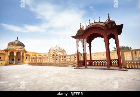 Balcone decorativi sul tetto del Hawa Mahal Palace a cielo blu nel Rajasthan, India Foto Stock