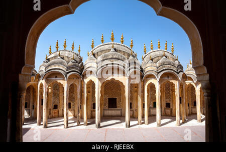 Balcone decorativi sul tetto del Hawa Mahal Palace a cielo blu nel Rajasthan, India Foto Stock
