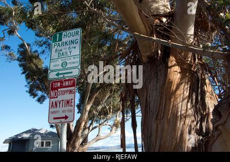 Un parcheggio non firmare si unisce a una sola ora di parcheggio segno nel punto San Quentin, CA, vicino a San Quintino prigione di stato. Foto Stock