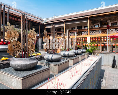 Santuario con bastoncini di incenso a Lhong 1919, un XIX secolo Palazzina Cinese sulla riva occidentale del Chayo Praya River in Bangkok che è stata completamente restaurata Foto Stock