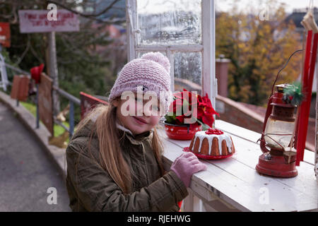 Piccola ragazza gode il Natale faire - Avvento a Zagabria in Croazia Foto Stock