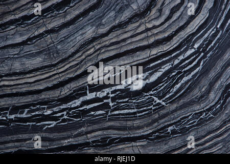 La trama di una pietra naturale di marmo di colore grigio con le strisce bianche e nere di andare in un semicerchio è chiamato Silver Wave. Foto Stock