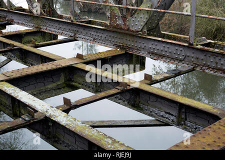 Ex ponte ferroviario sul fiume Avon, la Greenway, Stratford-upon-Avon, Warwickshire, Inghilterra, Regno Unito Foto Stock