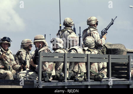 Il 16 ottobre 1993, lasciando la sede UNOSOM, U.S. Esercito di soldati di fanteria di C Company 1/87 testa fuori per le strade di Mogadiscio, Somalia nel retro di un M35 carrello. Foto Stock