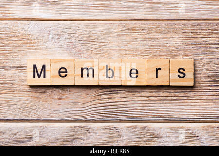 Membri parola scritta sul blocco di legno. I deputati il testo sul tavolo in legno per il desing, concetto. Foto Stock