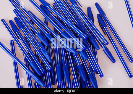 Blu penne in plastica isolato su bianco Foto Stock