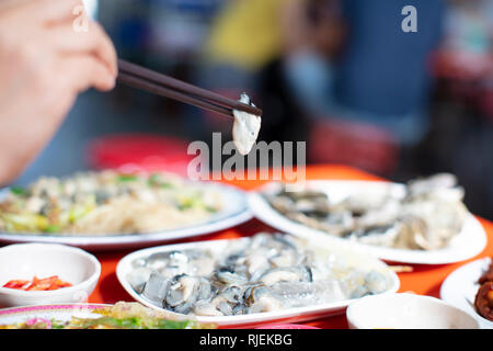 Oyster e bacchette .cibo taiwanese Foto Stock