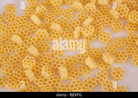 La pasta in forma di un fiore isolato su sfondo bianco. Foto Stock