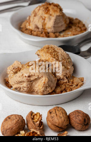 Due porzioni di noce di gelato Foto Stock