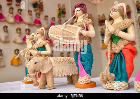 Burattini realizzati al di fuori della iuta sul display per la vendita ad una mostra di artigianato a Delhi Haat, Delhi, India Foto Stock
