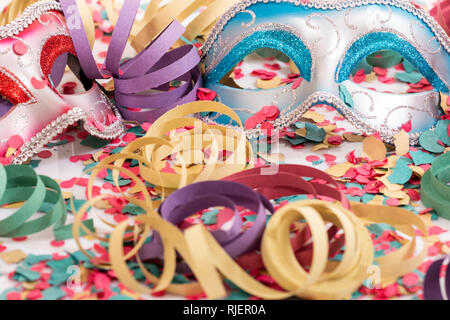Il carnevale maschere veneziane con coriandoli e stelle filanti a  serpentina Foto stock - Alamy