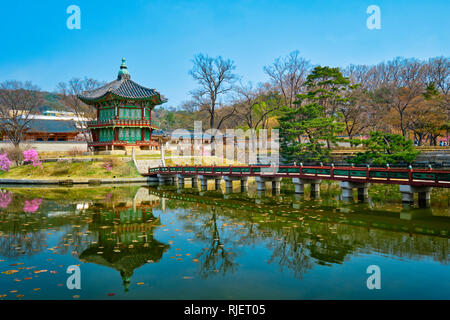 Hyangwonjeong Pavilion, il Palazzo Gyeongbokgung, Seoul, Corea del Sud Foto Stock