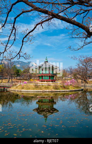 Hyangwonjeong Pavilion, il Palazzo Gyeongbokgung, Seoul, Corea del Sud Foto Stock