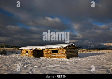 WY03212-00...WYOMING - un burrascoso alba alla cabina di Cunningham storico sito nel Parco Nazionale di Grand Teton. Foto Stock