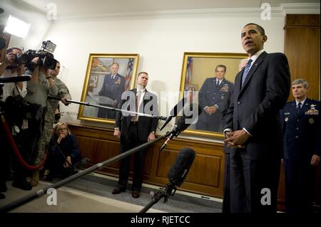 Il presidente degli Stati Uniti Barack Obama parla ai media Gen 28, 2008, durante la sua prima visita al Pentagono come presidente. Obama e il Vice Presidente Joe Biden si è incontrato con il giunto di capi di ascoltare le loro opinioni sulla situazione in Afghanistan e in Iraq. Foto Stock