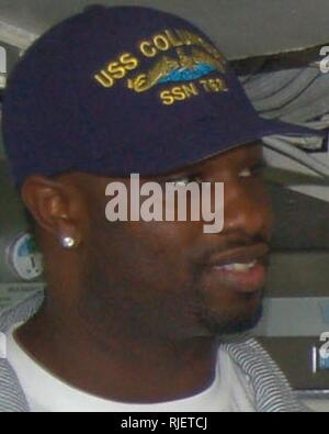 Stati Uniti Navy Lt. David passeggiate, il navigatore a bordo di attacco rapido sommergibile USS Columbus (SSN 762), spiega il giorno per giorno le attività a bordo del sottomarino a Baltimore Ravens inside linebacker Bart Scott e Green Bay Packers wide receiver Donald Driver a t a Pearl Harbor, Hawaii, Febbraio 7, 2007. Scott e il conducente, sia in città per la NFL Pro Bowl, ha visitato anche guidato-missile fregata USS Ruben James (FFG 57). Foto Stock