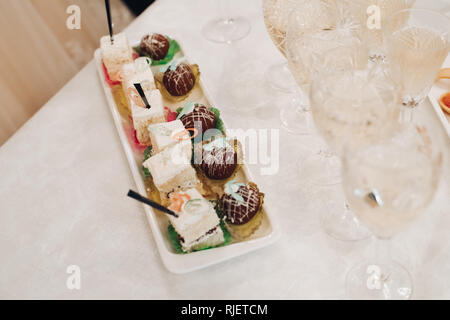 Il dessert e bicchieri di champagne sul tavolo. Foto Stock