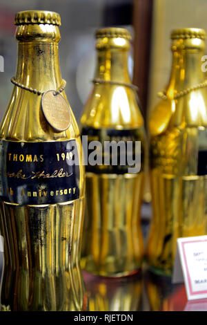 Cinquantesimo anniversario oro commemorative le bottiglie di Coca Cola sono visualizzati 5 Marzo, 2012,​ presso il Museo della Coca Cola in Corinto, Mississippi. Foto Stock