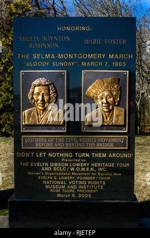Un monumento onora le madri del movimento per i diritti civili, Amelia Boynton Robinson e Marie Foster, presso i diritti civili Memorial Park in Selma, Alabama. Foto Stock