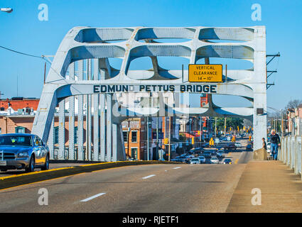 Le automobili viaggiano attraverso la Edmund Pettus Bridge, Febbraio 7, 2015, in Selma, Alabama. Il ponte ha svolto un ruolo importante nel movimento per i diritti civili. Foto Stock