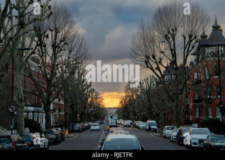 Tramonto alla fine di una strada trafficata in autunno/caduta Foto Stock