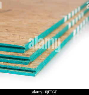 Sotto pannelli di pavimentazione fatta di trucioli di legno isolato su un bianco con copia spazio. Foto Stock