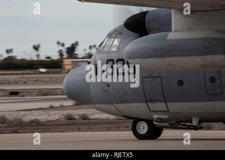 Una KC-130J Super Hercules con antenna Marine Refueler squadrone di trasporto 152 taxi alla pista durante la fase di esercizio Yuma orizzonte 19 al Marine Corps Air Station Yuma, Arizona, Gennaio 18, 2019. Esercizio Yuma orizzonte è uno squadrone di formazione a livello di esercitare con una particolare attenzione all educazione in una vasta gamma di requisiti di missione progettata per mantenere squadron capacità in un ambiente operativo. (U.S. Marine Corps photo by Lance Cpl. Seth Rosenberg) Foto Stock