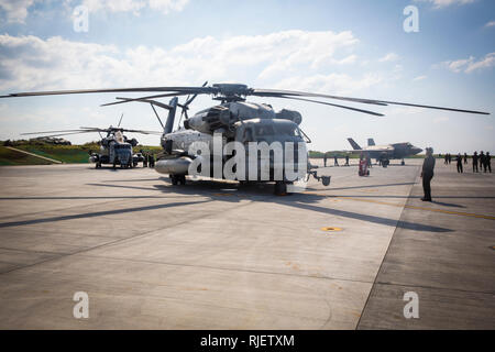 Marines eseguire distribuiti operazioni STOVL (DSO) con Marine elicottero pesante Squadron 465 e Marine attacco Fighter Squadron 121 su Ie Shima isola, Giappone, 23 gennaio, 2019. La prova abilitata CH-53E elicotteri da ri-combustibile e ri-braccio F-35B Lightning II getti da un armamento di avanzamento e punto di rifornimento (FARP), migliorando notevolmente la flessibilità operativa, la capacità di sopravvivenza e la letalità del F-35B. Il FARP fornito un caldo di fare rifornimento di carburante e di acqua calda per ricaricare più aeromobili con tutti i turni (AUR), noto anche come un assemblato completamente arma, dare ai piloti la possibilità di rimanere in lotta più a lungo Foto Stock