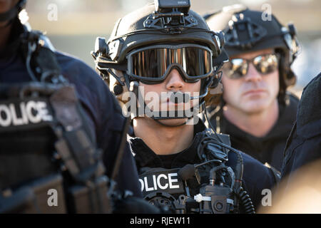 Una combinazione di aria e operazioni marine, ufficio di operazioni sul campo speciale team di risposta e Clayton County del Dipartimento di Polizia di partecipare in rapida formazione di corda da una CBP Black Hawk prima del Super Bowl LIII in Atlanta, Georgia. Foto di Ozzy Trevino, U.S. Delle dogane e della protezione delle frontiere Foto Stock