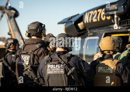 Una combinazione di aria e operazioni marine, ufficio di operazioni sul campo speciale team di risposta e Clayton County del Dipartimento di Polizia di partecipare in rapida formazione di corda da una CBP Black Hawk prima del Super Bowl LIII in Atlanta, Georgia. Foto di Ozzy Trevino, U.S. Delle dogane e della protezione delle frontiere Foto Stock