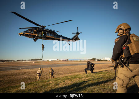 Una combinazione di aria e operazioni marine, ufficio di operazioni sul campo speciale team di risposta e Clayton County del Dipartimento di Polizia di partecipare in rapida formazione di corda da una CBP Black Hawk prima del Super Bowl LIII in Atlanta, Georgia. Foto di Ozzy Trevino, U.S. Delle dogane e della protezione delle frontiere Foto Stock