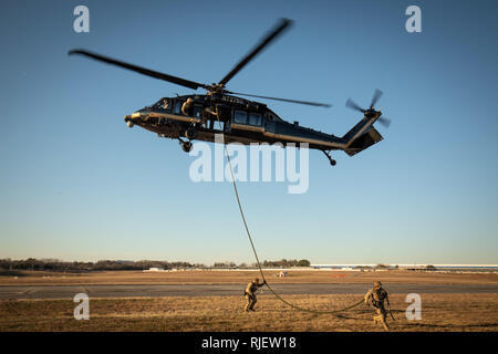 Una combinazione di aria e operazioni marine, ufficio di operazioni sul campo speciale team di risposta e Clayton County del Dipartimento di Polizia di partecipare in rapida formazione di corda da una CBP Black Hawk prima del Super Bowl LIII in Atlanta, Georgia. Foto di Ozzy Trevino, U.S. Delle dogane e della protezione delle frontiere Foto Stock