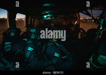 Una combinazione di aria e operazioni marine, ufficio di operazioni sul campo speciale team di risposta e Clayton County del Dipartimento di Polizia di partecipare in rapida formazione di corda da una CBP Black Hawk prima del Super Bowl LIII in Atlanta, Georgia. Foto di Ozzy Trevino, U.S. Delle dogane e della protezione delle frontiere Foto Stock