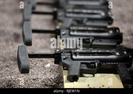 M320 lanciagranate sono preparati e disposti in preparazione per le armi di qualificazione. Stati Uniti I soldati assegnati a 554th Polizia Militare azienda partecipa in una gamma locale armi di densità esercizio di qualificazione che comprendeva M9 pistola, M4 carbine, M320 lanciagranate M26 fucile modulare, M249 visto e M240B. La polizia militare armi di formazione aumenta la prontezza della polizia 554th azienda favorendo nel contempo la nazione ospitante il partenariato con il Versorgungsbataillon 7 Bundeswehr. Böblingen, Germania, 29 gennaio 2019. (U.S. Esercito foto di Visual Information Specialist Jason D. Johnston). Foto Stock