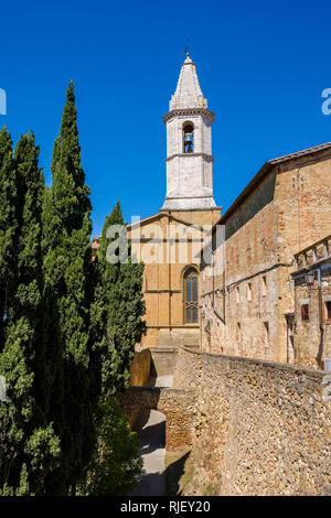 Duomo di Pienza, Duomo di Pienza, Concattedrale di Santa Maria Assunta, visto dalla parete ctiy Foto Stock