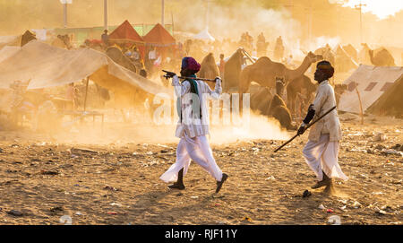 La Fiera di Pushkar aka Pushkar Camel Fair o localmente come Kartik Mela o Pushkar ka Mela è un annuale multi-giorno fiera del bestiame tenuto nella città di Pushkar Foto Stock