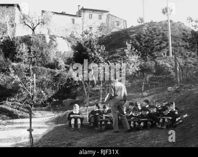 Scolari all'aperto, san gimignano, 1963 Foto Stock