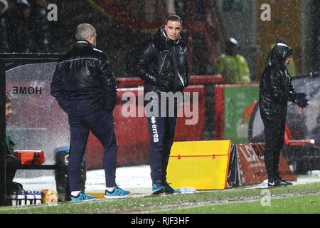 Cheltenham Town FC v Yeovil Town FC al Jonny rocce Stadium, Whaddon Road (Sky scommessa lega due - 5 febbraio 2019) - Michael Duff sotto la pioggia Pictur Foto Stock