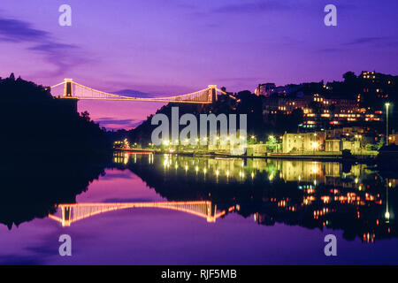 Bristol, Regno Unito; vista la Clifton Suspension Bridge al tramonto Foto Stock