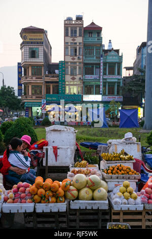 Lao Cai, Vietnam; piazza del mercato al crepuscolo Foto Stock