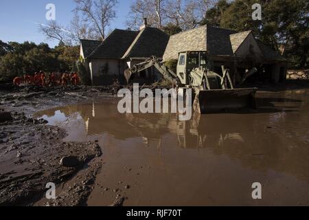 I soldati della 315costruzione verticale Company, California Army National Guard, eliminare detriti, gen. 13, 2018 a Montecito, California, quartiere. L'unità scavati nelle case e strade a seguito di una frana di fango devastanti Gen 9 che ha ucciso almeno 20 persone, case distrutte e quartieri di sinistra tagliata. Foto Stock