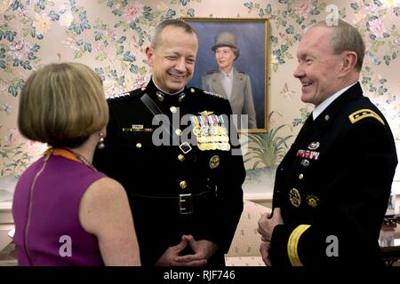 Gen. John R. Allen, Esercito gen. Martin E. Dempsey, presidente del Comune di capi di Stato Maggiore e di sua moglie Deanie prima di Allen il pensionamento di cerimonia presso l'Accademia Navale, Annapolis, Md., 29 aprile. Allen si è ritirato dopo più di trenta anni di servizio fedele al Marine Corps. Foto Stock